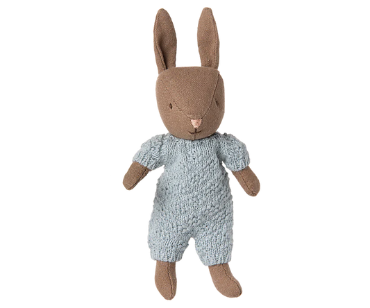 Maileg Rabbit, Micro - Brown - Blue knitted suit