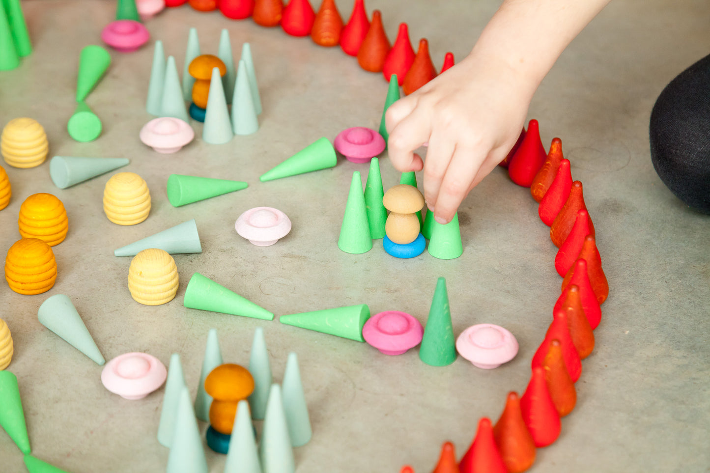 Grapat Wood Mandala Cones 36 pcs (Green)
